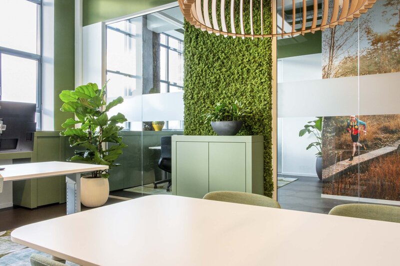 Groen kantoor met moswand en beplanting