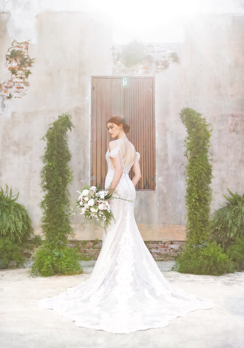 Elegant portrait of the bride.