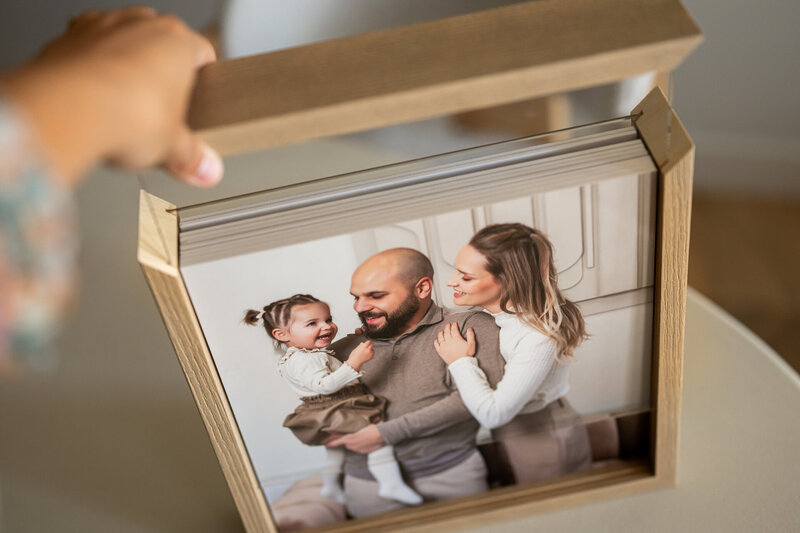 Detail shot van een exclusieve fotobox, handgemaakt en ontworpen als luxe bewaarproduct voor foto’s – onderdeel van de collectie van Juliette Fotografie.