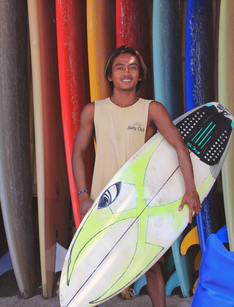 Jey, founder of Mantra Surf Bali, coaching students on the fundamentals of surfing.