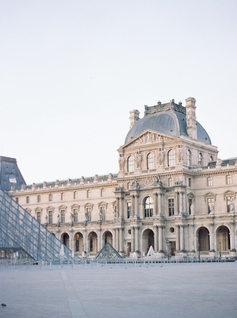 Engagement-session-paris-couple-wedding-photographer-louvres-museum-3