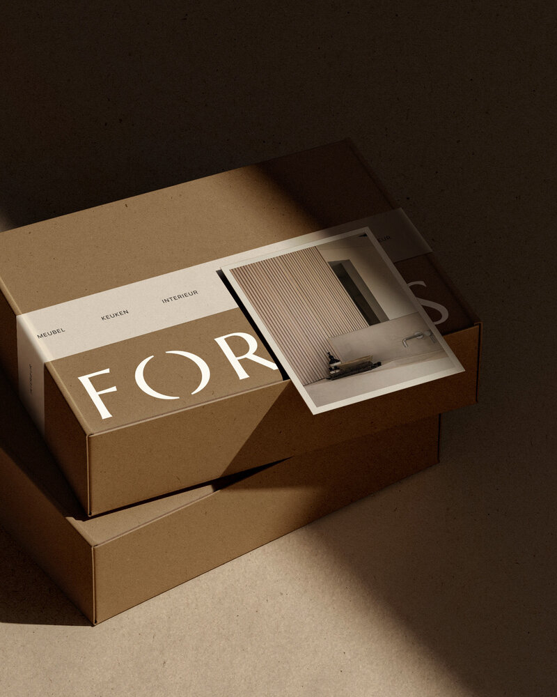 Kartonnen dozen met Formis logo en interieurfoto, sfeervol verlicht en stijlvol gepresenteerd