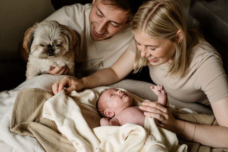 newbornfotografie pasgeboren baby en hond, vastgelegd door Beau à Bo - warme en intieme newborn fotografie in Oldenzaal Twente