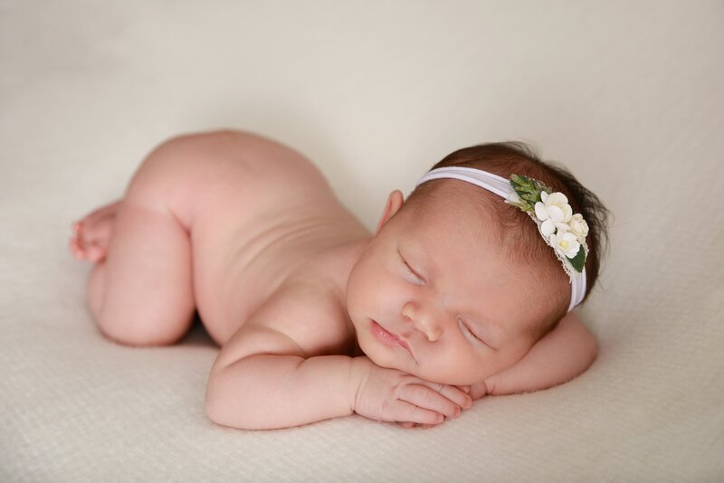 Newborn pose hands under chin