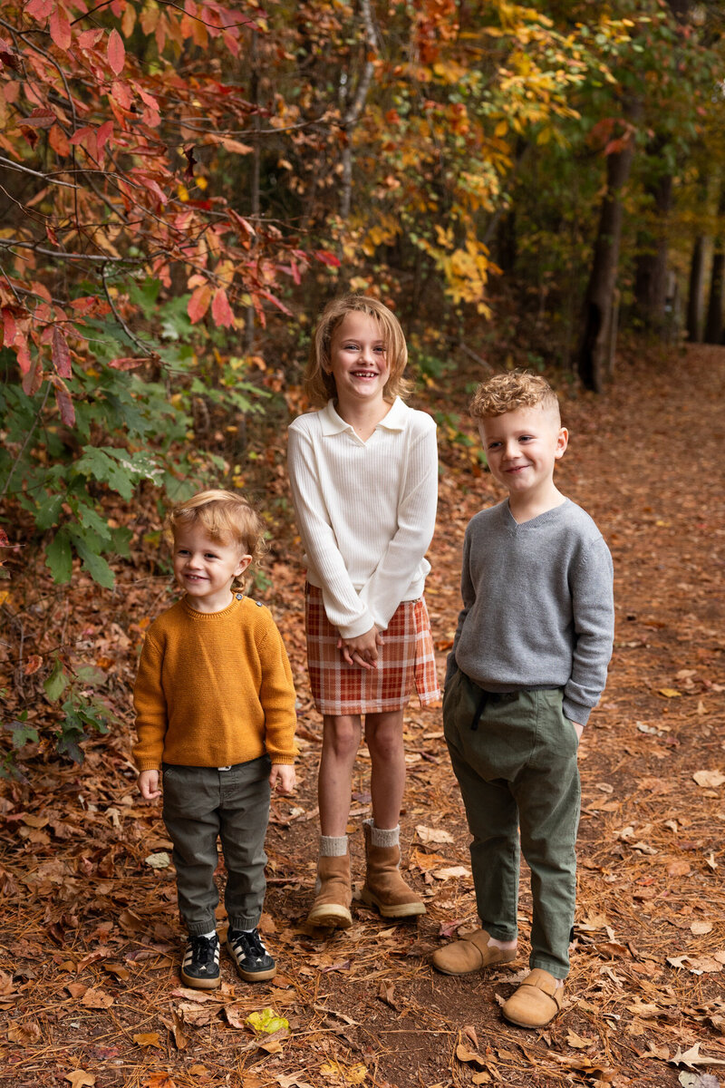 LightCreative_202411_HannahAlex_RaleighFallMiniSession_HistoricYatesMillCountyPark_RaleighFamilyPhotographer_005_blog