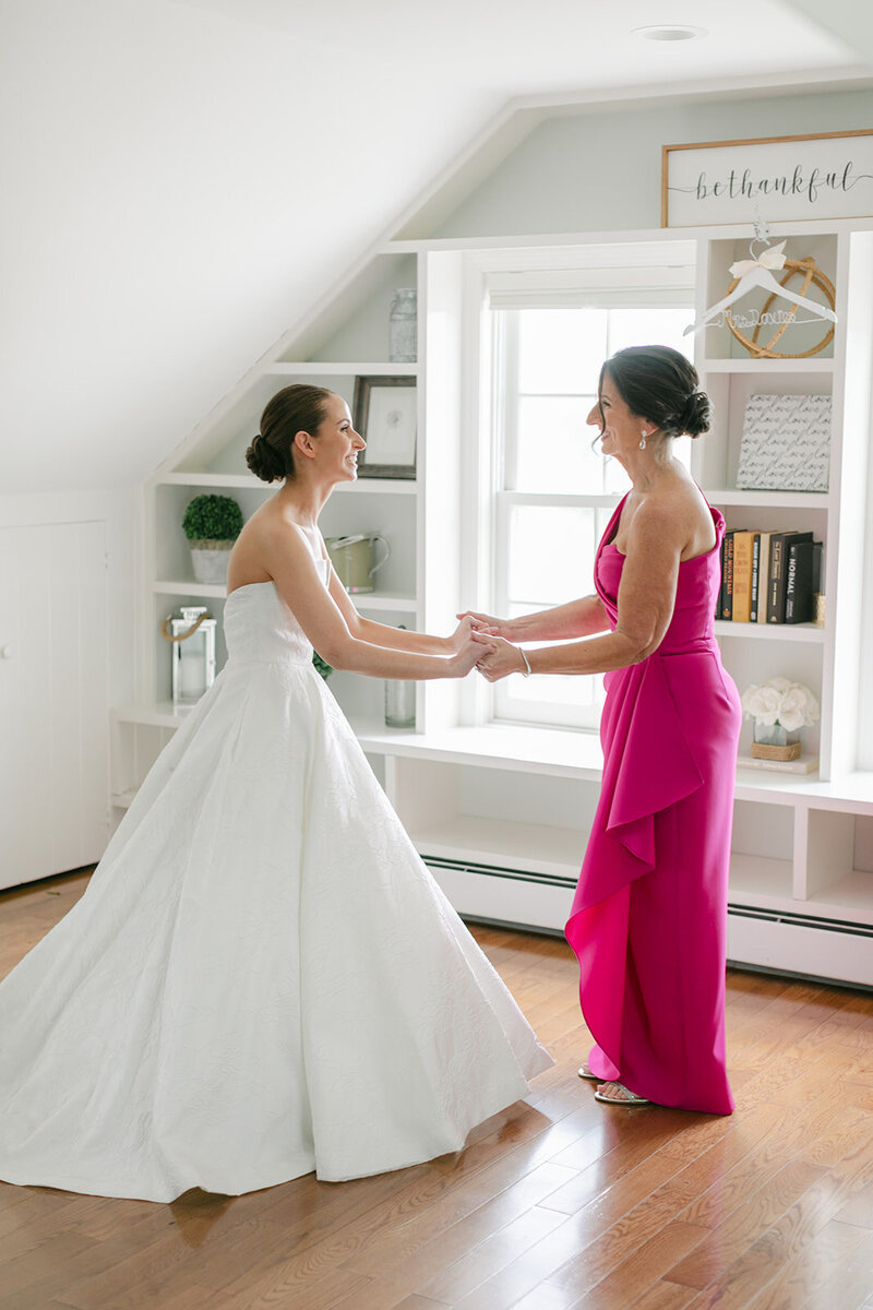 bridal-prep-mother-daughter
