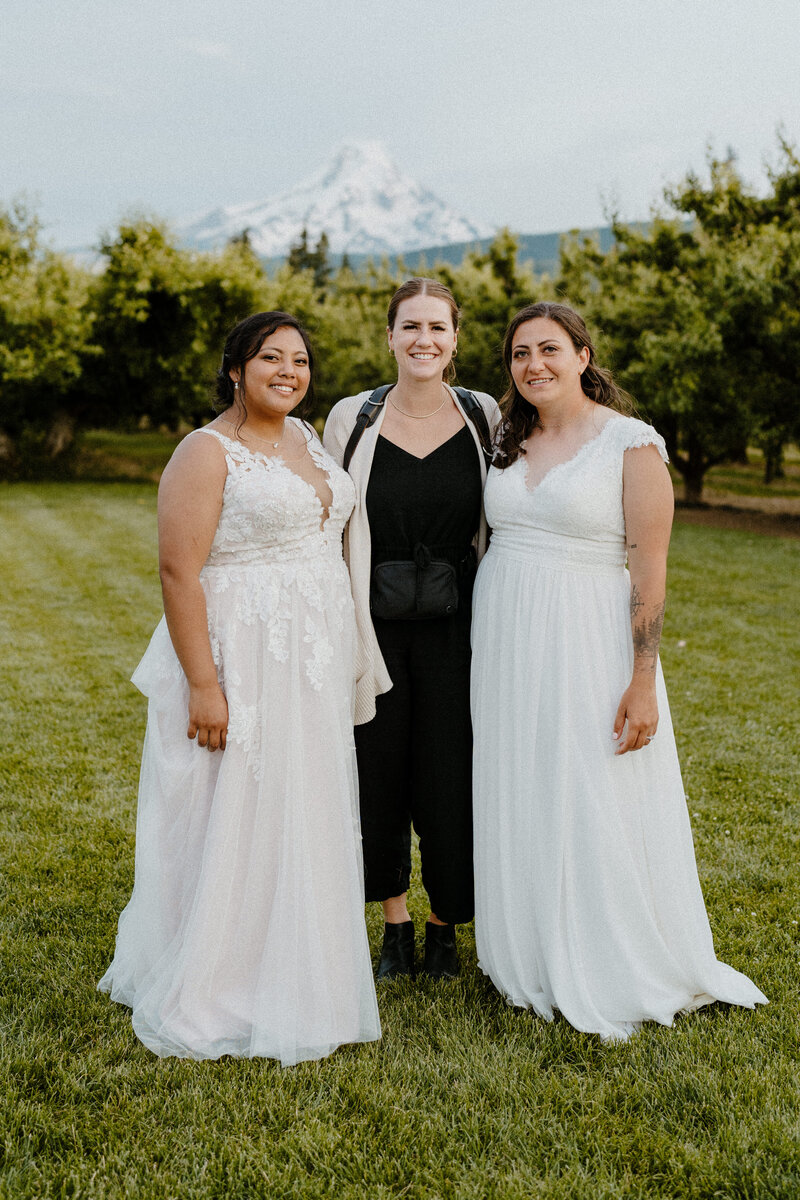 EMILY VANDEHEY PHOTOGRAPHY -- Hood River Wedding Photographer -- Mt. View Orchards -- Mari + Skyla -- VENDORS-2