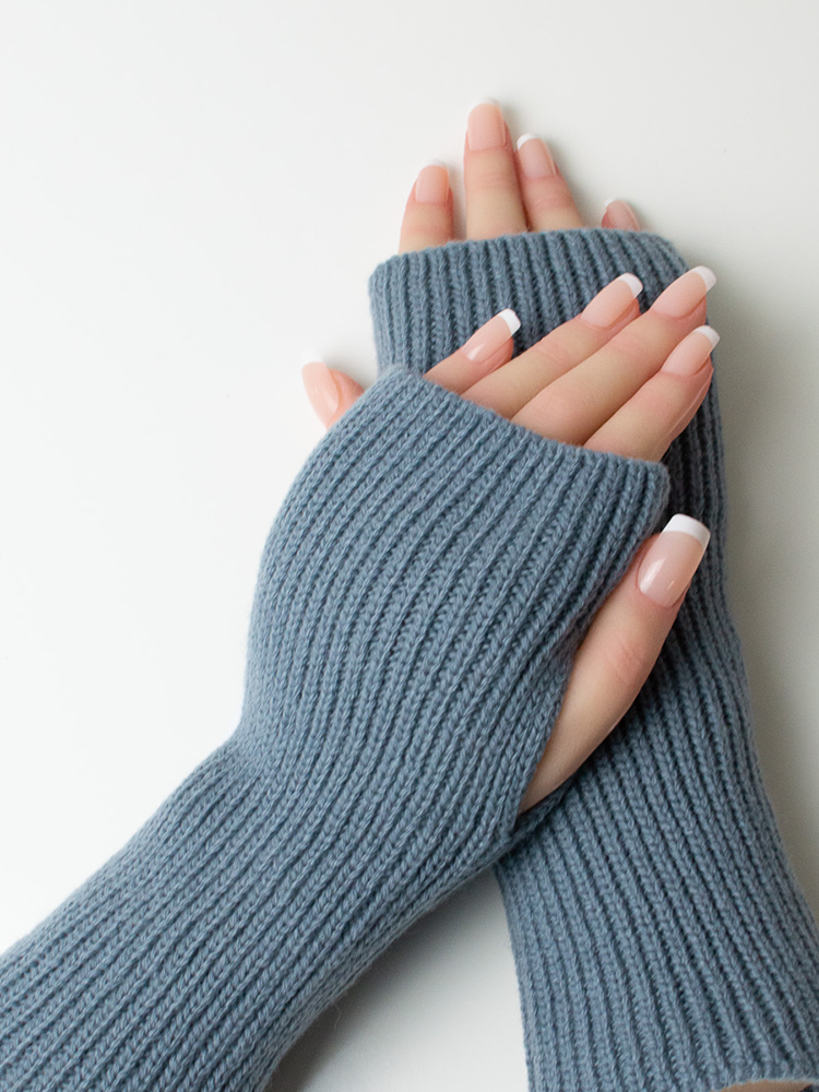 Seattle Mitts Cashmere Slate Blue model