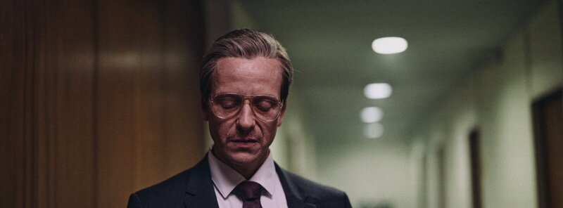 Critical breaking news moment portrayed in "Dangerous Truth – Das zweite Attentat."