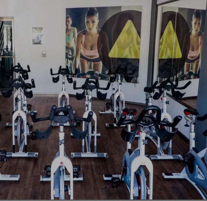 Fit Me Gym in San Miguel De Allende features state-of-the-art gym equipment and certified personal trainers, offering innovative fitness programs for strength, cardio, and overall wellness through EnForma.