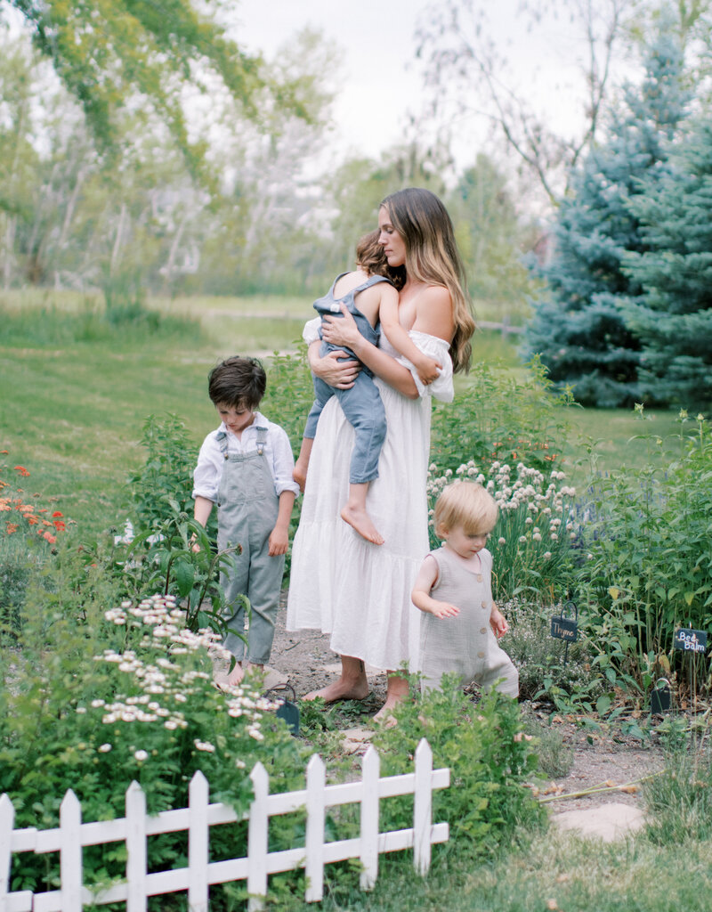 photos at a garden mom with babty