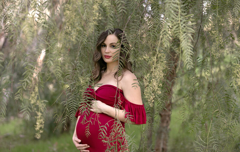 OUTDOOR MATERNITY SESSION UNDER A WEEPING WILLOW TREE