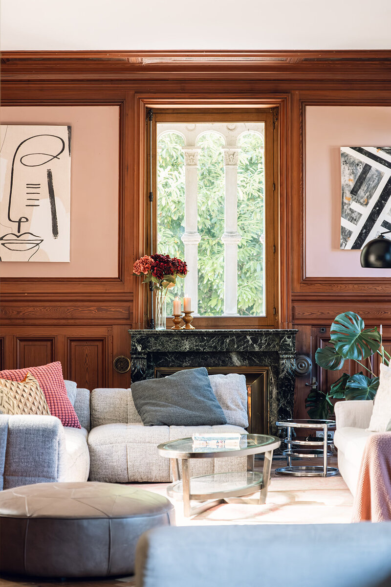 Elegant salon with luxury furnishings at Chateau Charente
