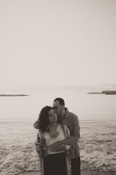 realisez vos photos de grossesse sur la plage des sablettes a menton avec marguerite photographe grossesse nice