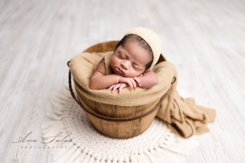 About me. Meet Ana, your newborn, maternity and cake smash photographer.