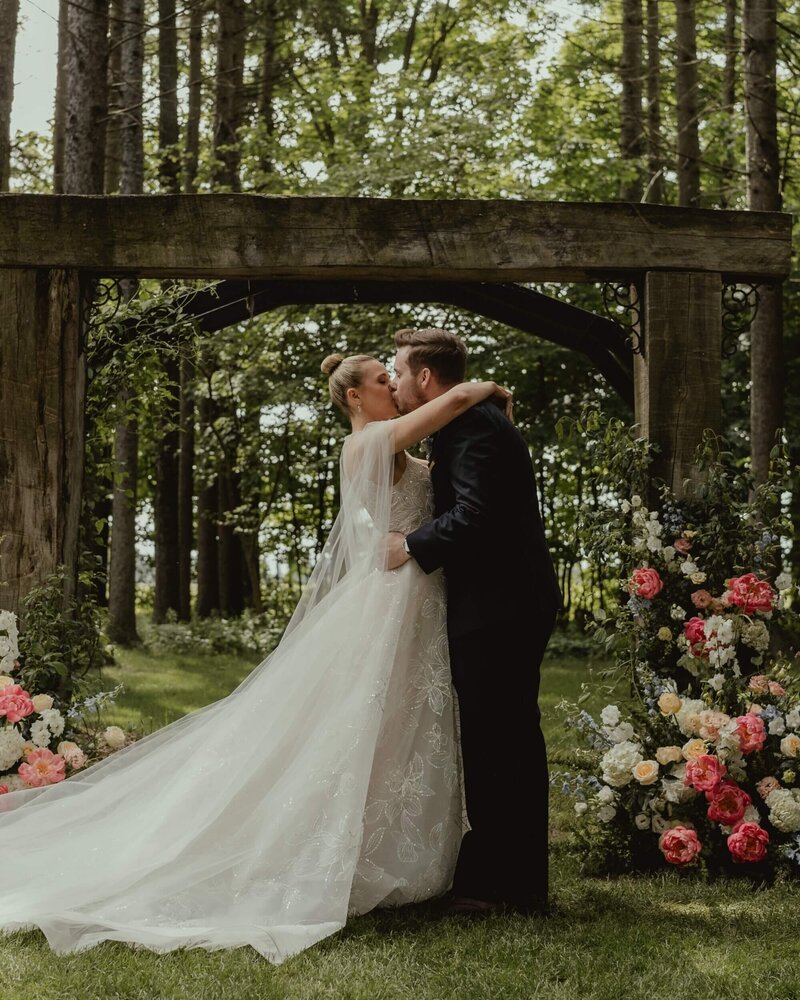 gooseberry-floral-bride-groom-ceremony-kiss-wedding-ontario