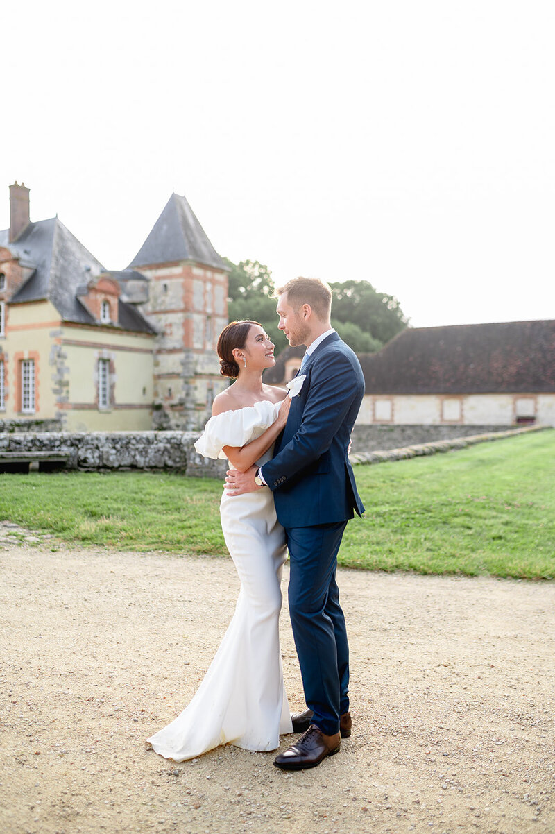 wedding-photographer-domaine-neuville-romantic-couple