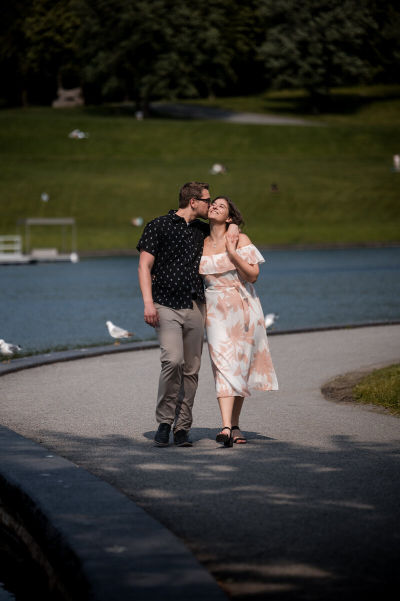 Couple enlacé au Lac des Castors - Photographie de fiançailles Montréal