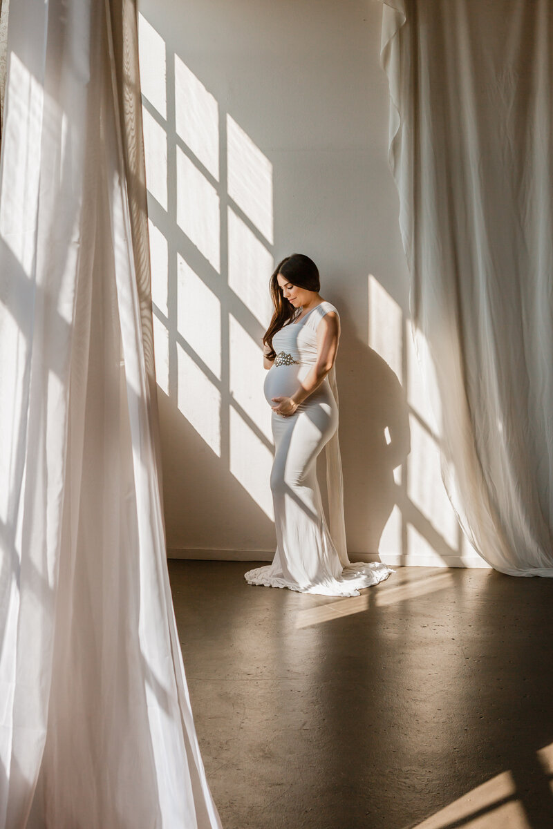white-minimal-maternity-photo-studio
