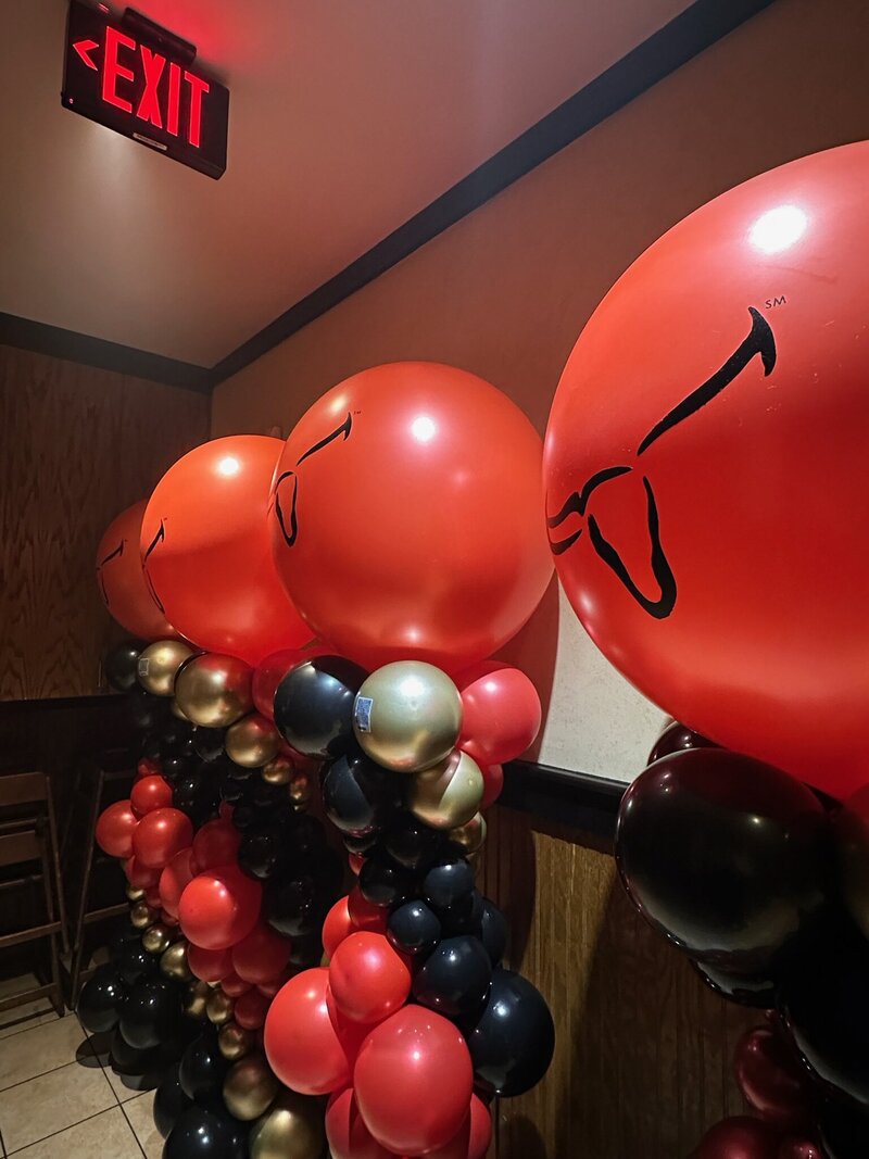 Classic balloon columns designed for Longhorn Steakhouse, enhancing their event with sophisticated and timeless decor.