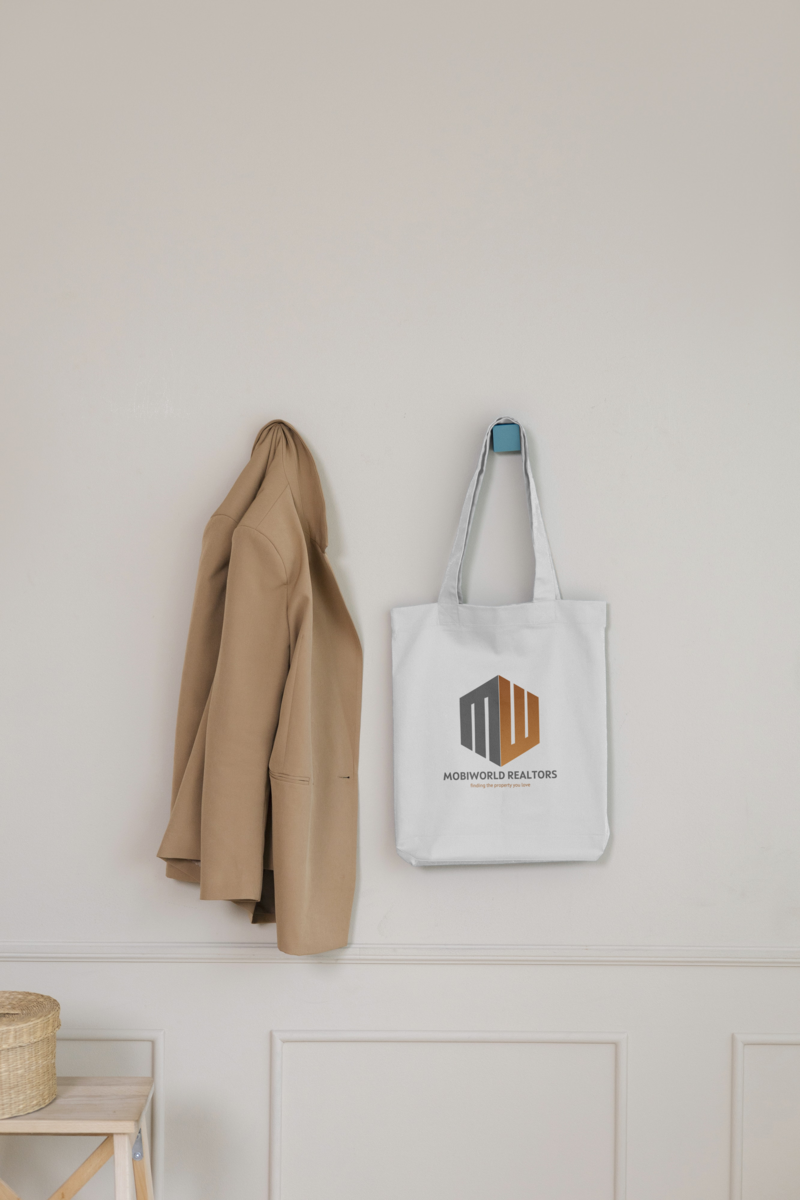 Tote bag hanging on the peg_2