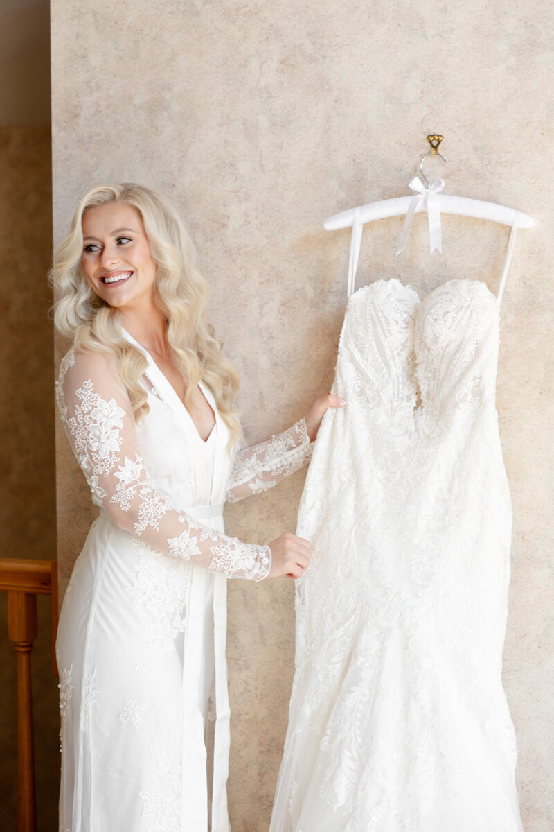 Indiana_Michigan_Wedding Planner_Lizton_Lizton Lodge_Bridal Prep_Bridal Gown