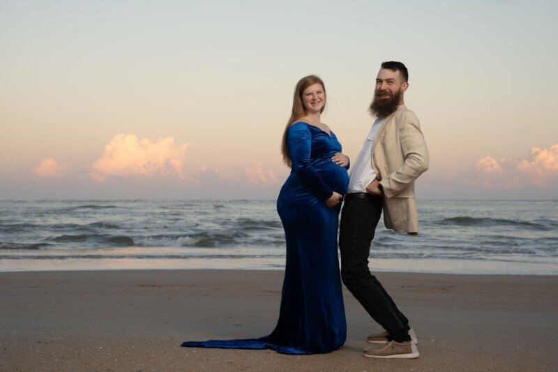 Expecting-parents-goofing-off-at-their-maternity-sessin