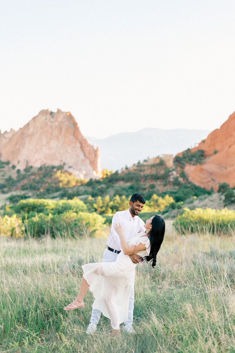 Garden-Of-The-Gods-Engagement-Photos-5