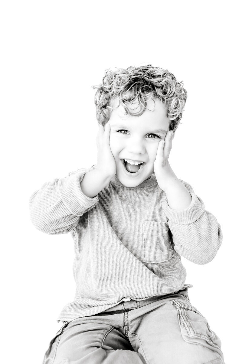playful-childhood-portrait-blackandwhite-whiletheyarelittle-170