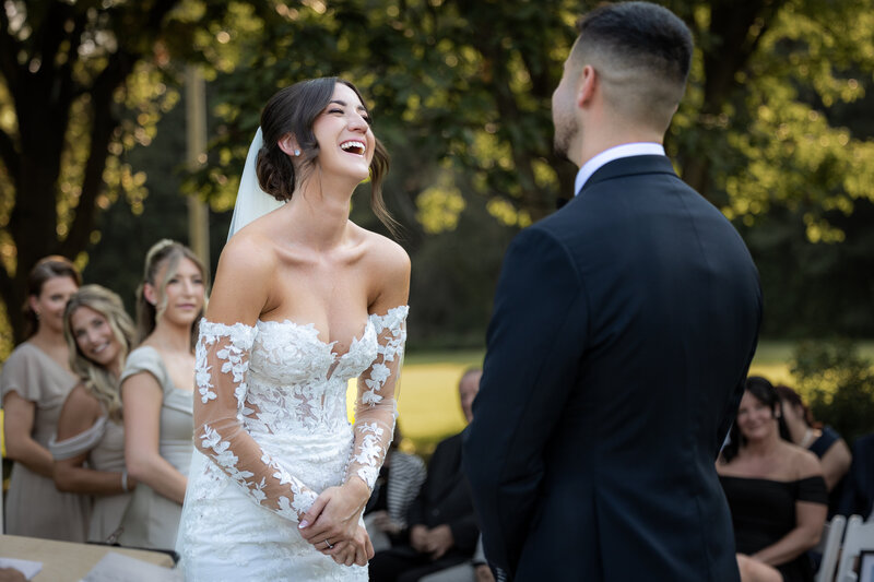 Rires de la mariée lors de la cérémonie de mariage dans Lanaudière