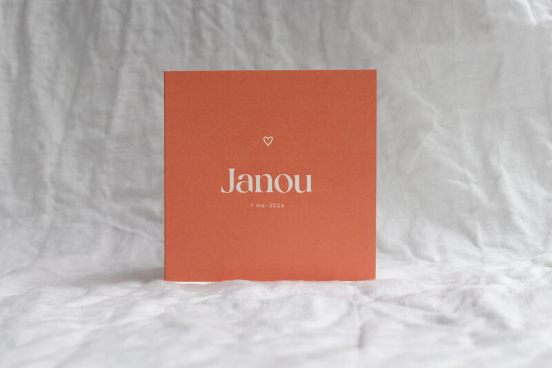 Vierkant-oranje-geboortekaartje-Janou-met-klein-hartje