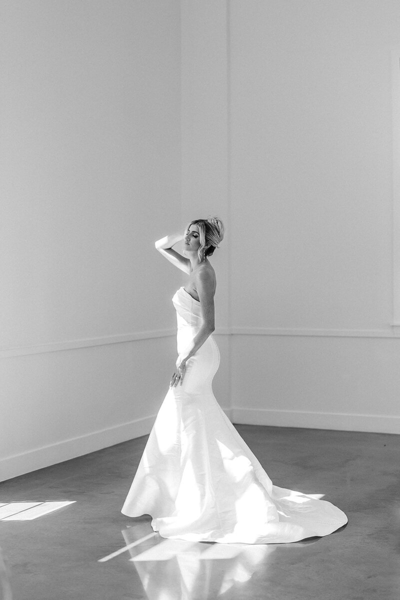 Bridal photos at Boxwood Manor - Violet Martinez Photography (3)