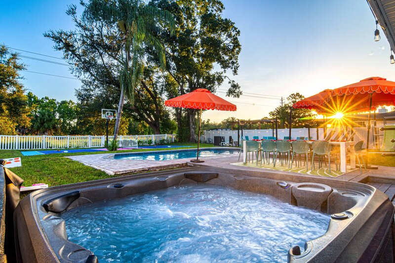 Exterior Hot Tub (2)