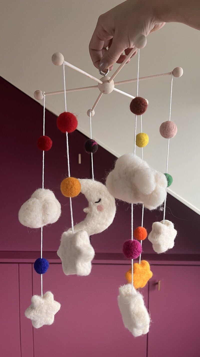 Voorbeeld babymobiel met naaldvilten tijdens babyshower workshop