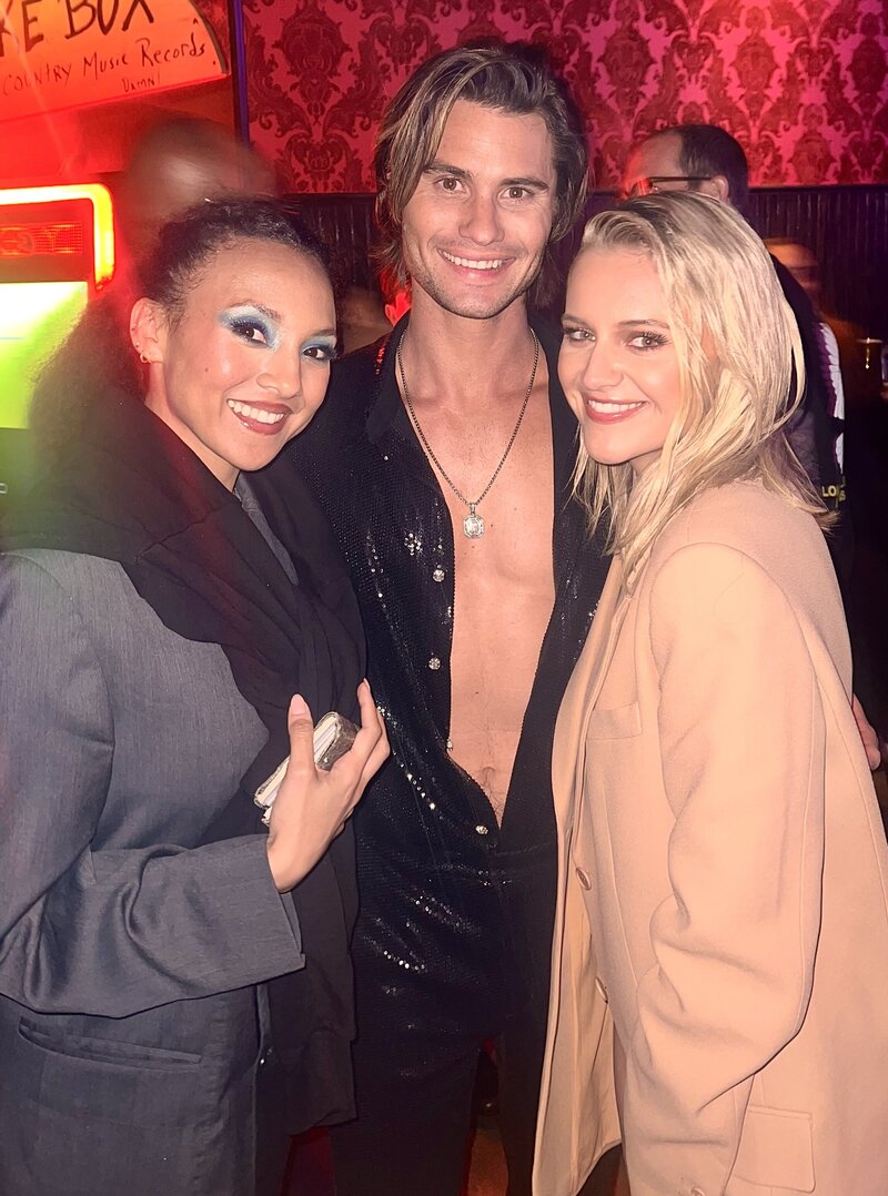 Woman at an nyc bar with Chase  Stokes and Kelsea Ballerini