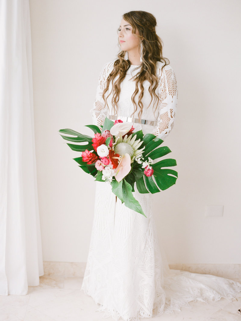 bride-tropical-floral-bouquet