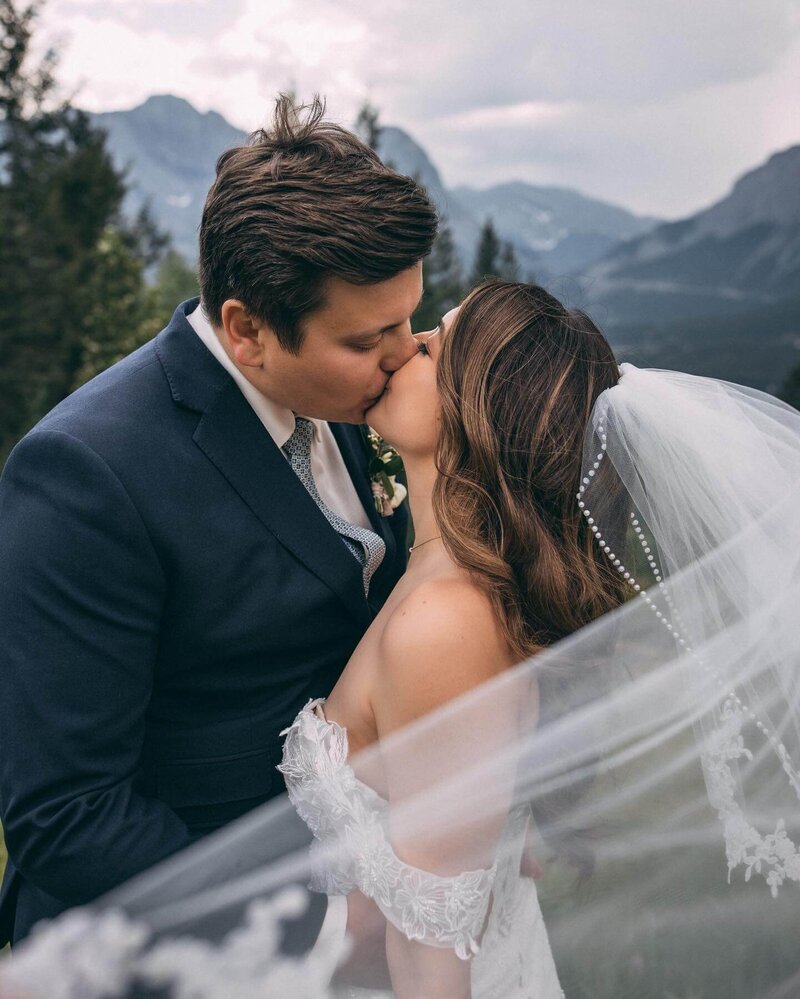 couple-kissing-wedding-day-peak-and-pebble-photography
