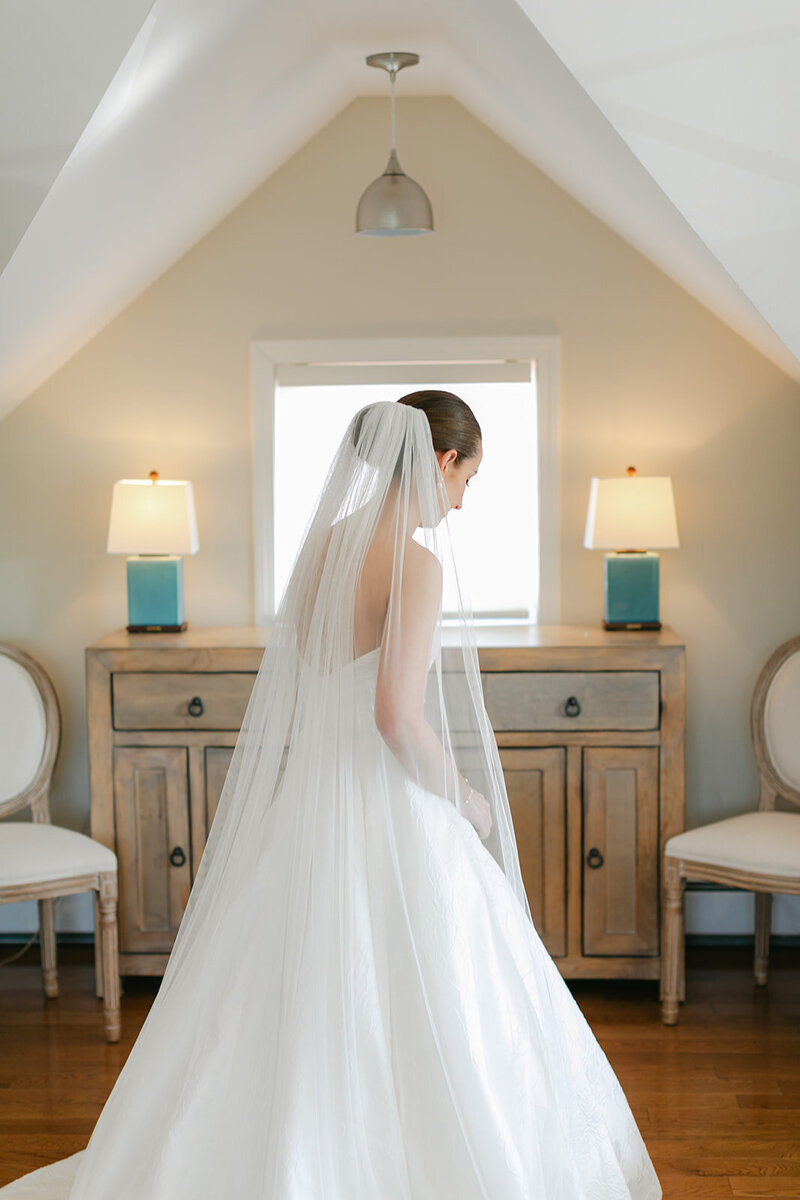 bridal-portrait-long-veil