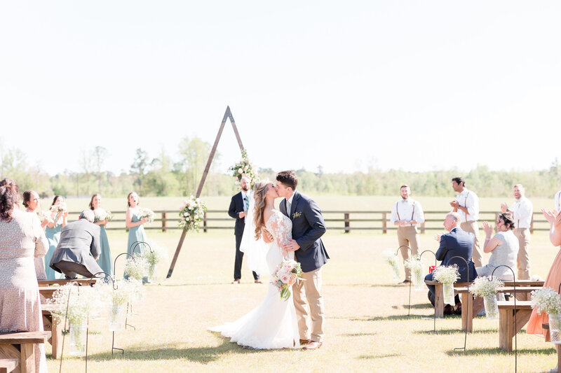 Barn wedding in myrtle beach kiss