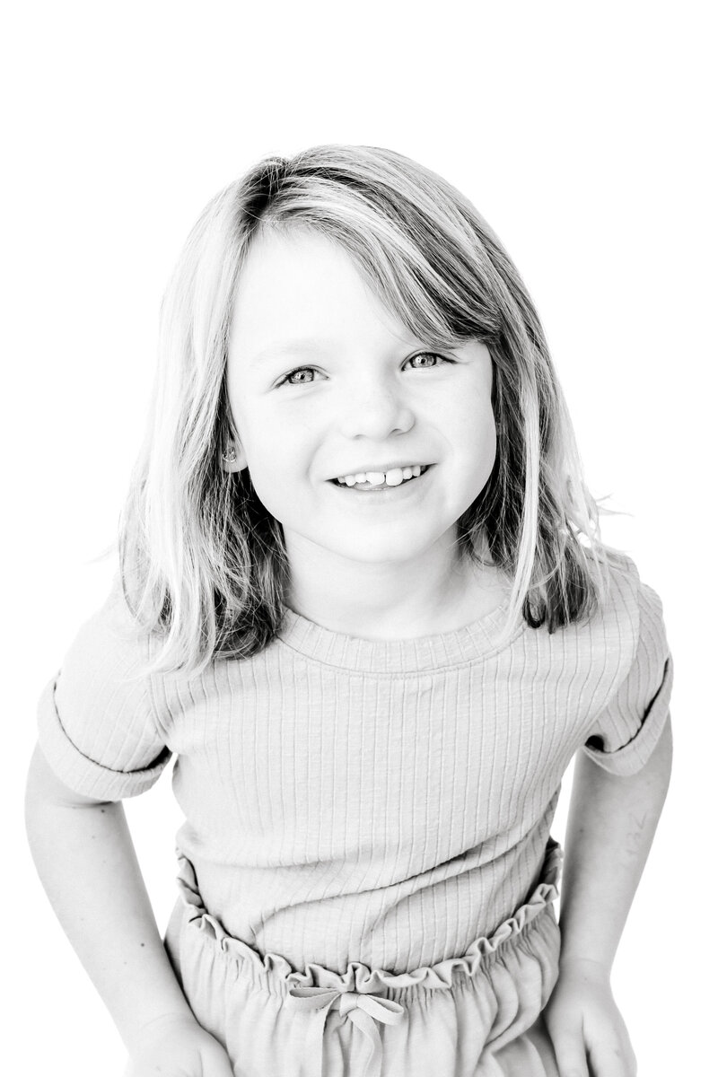 playful-childhood-portrait-blackandwhite-whiletheyarelittle-110