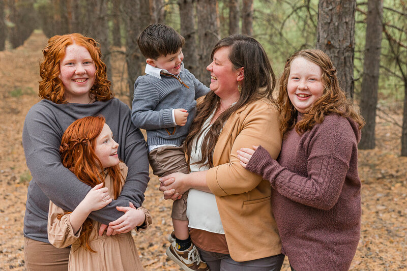 2024-krystal-moore-photography-sask-forest-family-session-fall-19