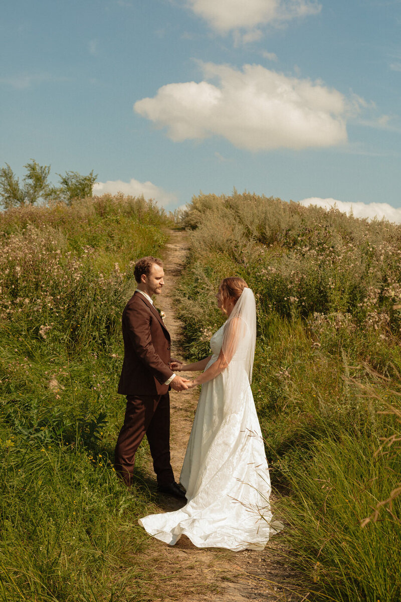 Fort Whyte Alive summer wedding in the field 