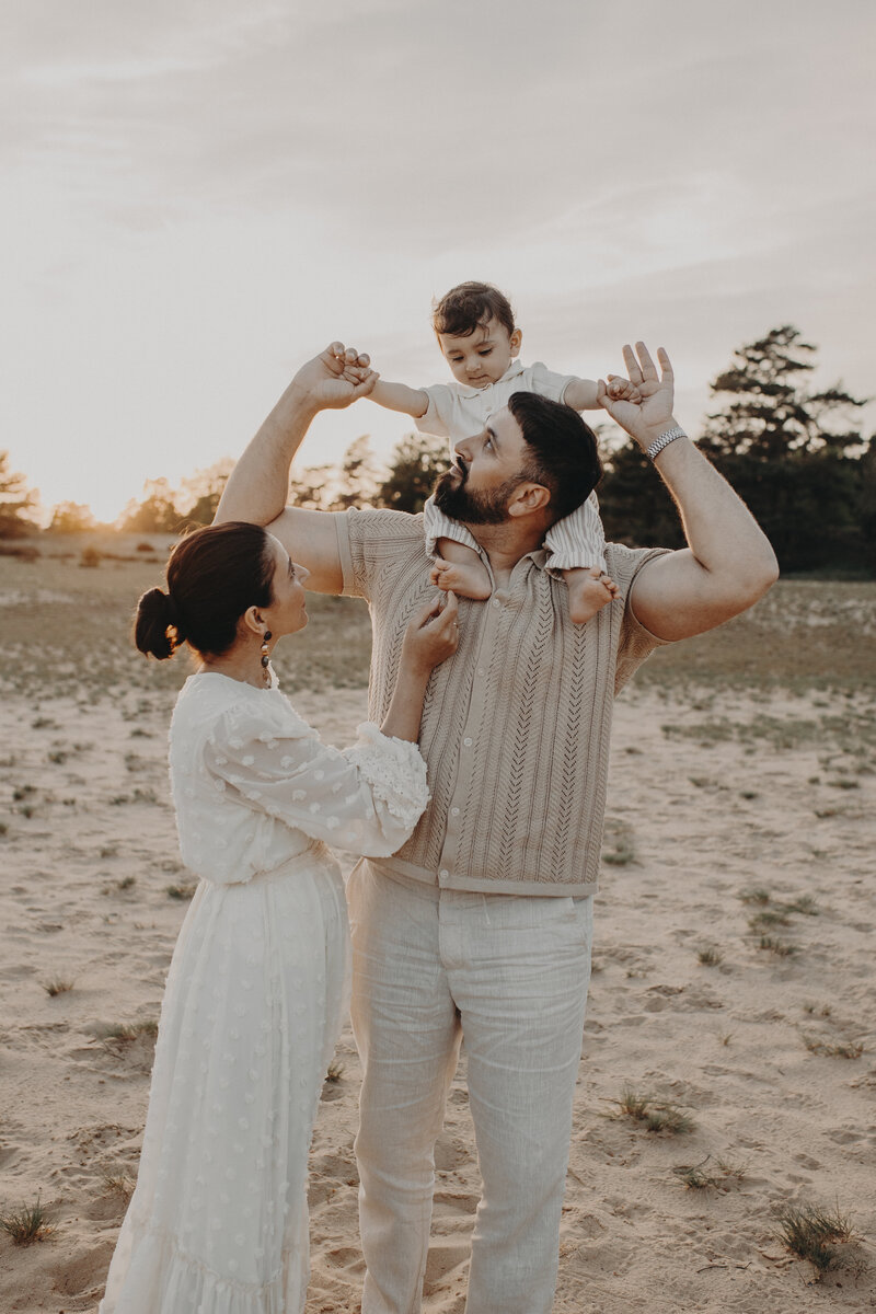 Moeder met kind in weiland