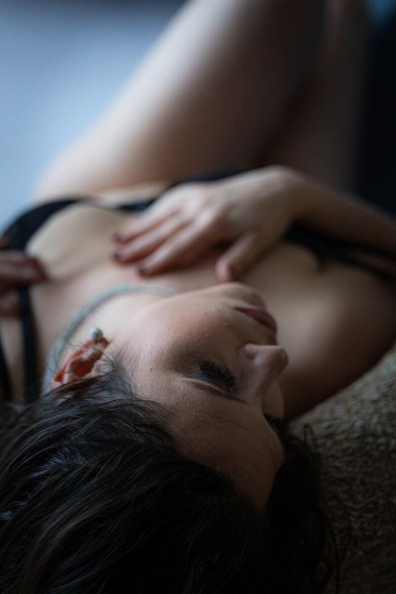 Session boudoir femme sexy couchée flou artistique