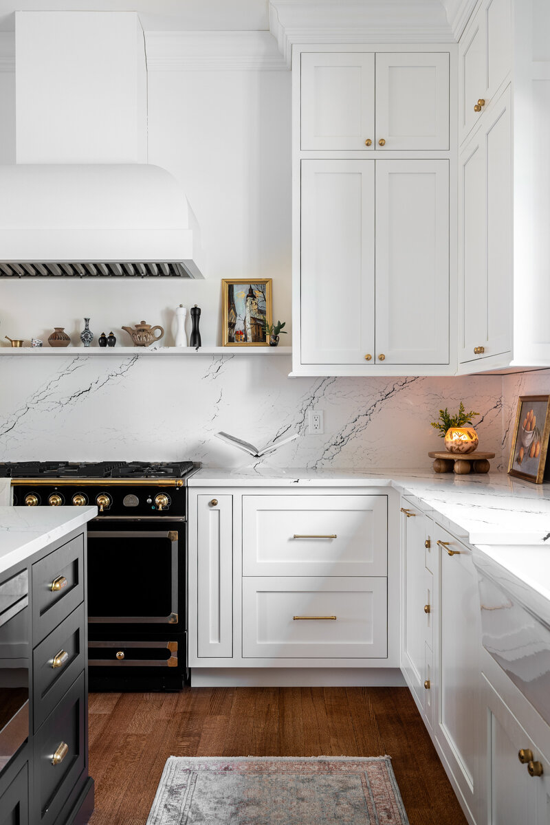 Black and gold bar
