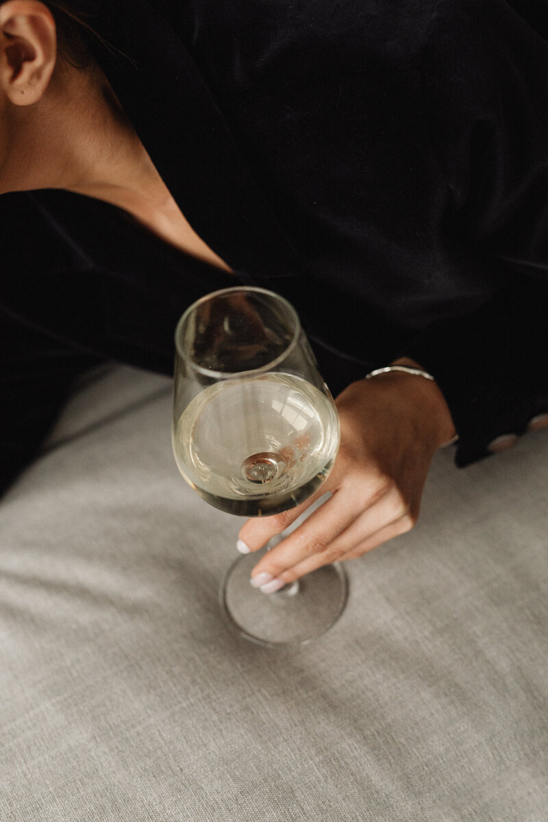 kaboompics_sophisticated-wine-tasting-portraits-modern-asian-woman-in-elegant-black-outfit-holding-white-wine-glass-33684
