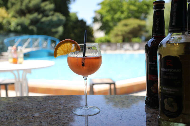 Cocktail an der Poolbar im Hotel Bernstein.