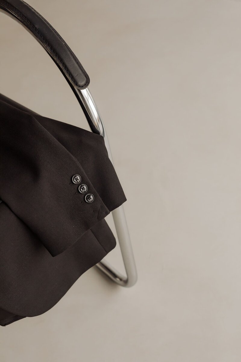 kaboompics_chic-minimalism-black-fashion-accessories-dark-aesthetics-36869 (1)