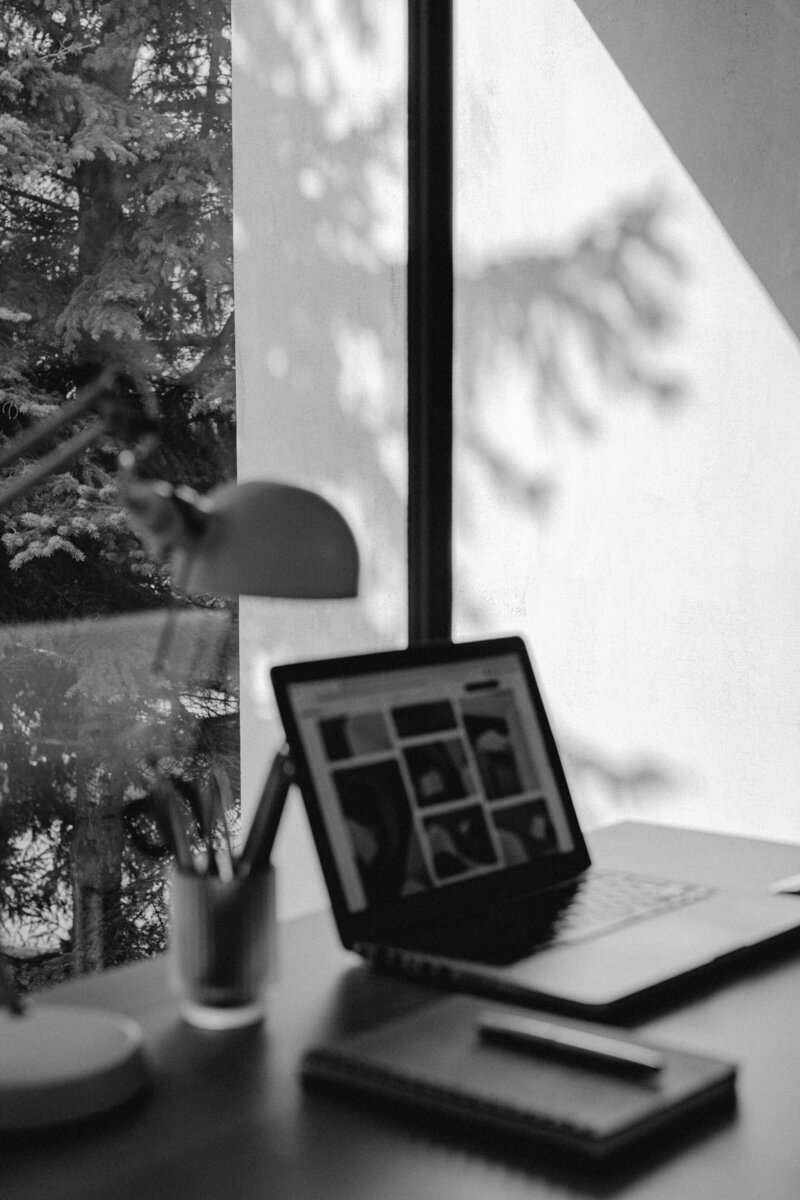 kaboompics_home-office-desk-with-laptop-by-a-large-window-25267