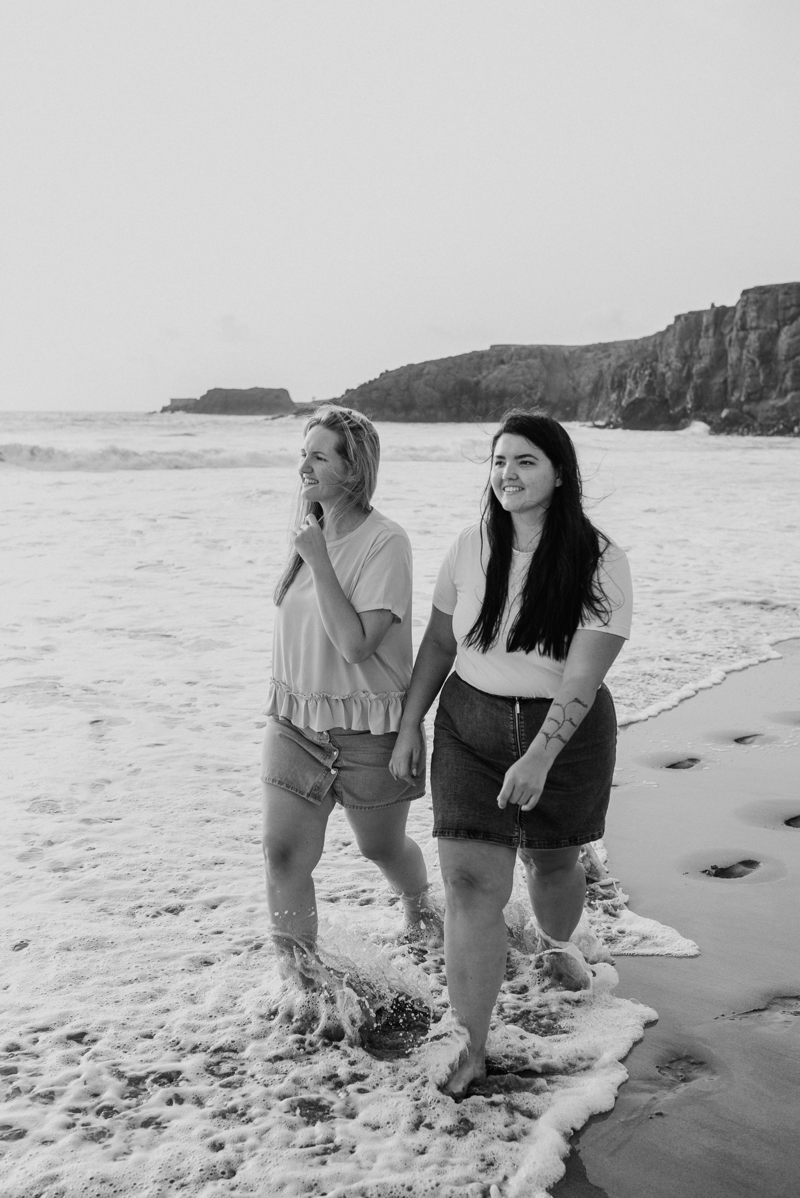 women-sisters-beach-water-black-white